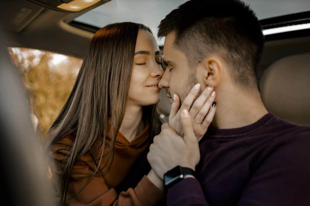 close-up-romantic-couple-car 車震