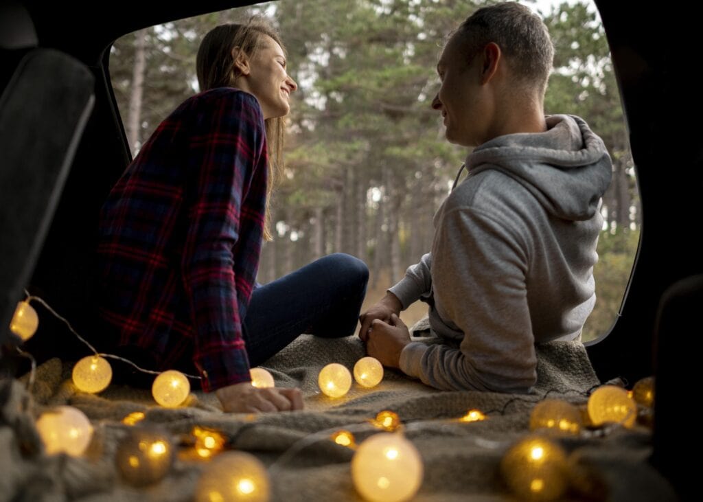 cute-couple-enjoying-road-trip-together (1) 車震氛圍營造