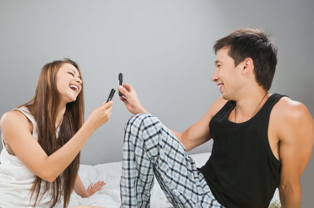 Happy couple with cellulars 情侶互動