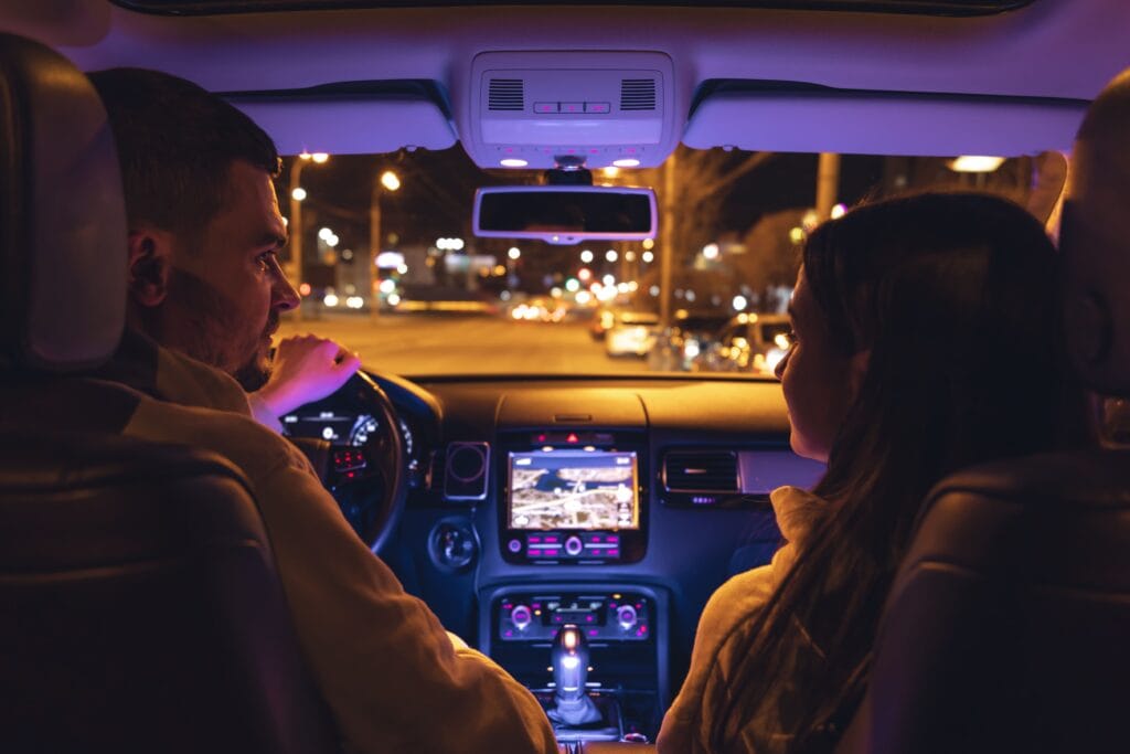 man-woman-car-night-view-from-car 情侶開車