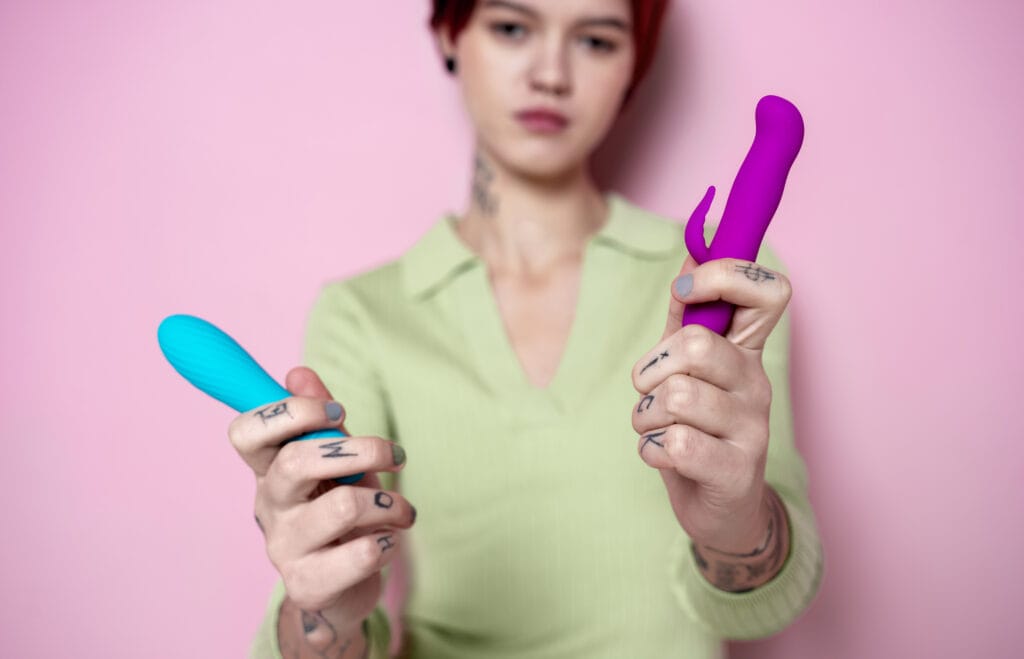 medium-shot-blurry-woman-holding-vibrators 仿真陽具