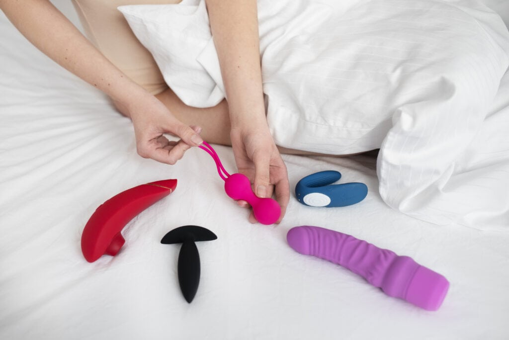 person-with-sexual-toy-bed 情趣玩具