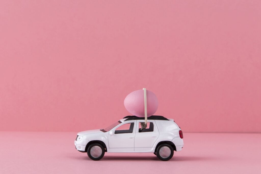 white-easter-car-with-pink-egg-background 開車