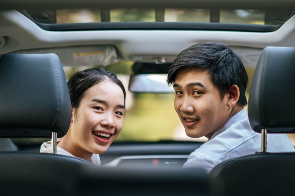 woman-man-sitting-car-happily 情侶開車