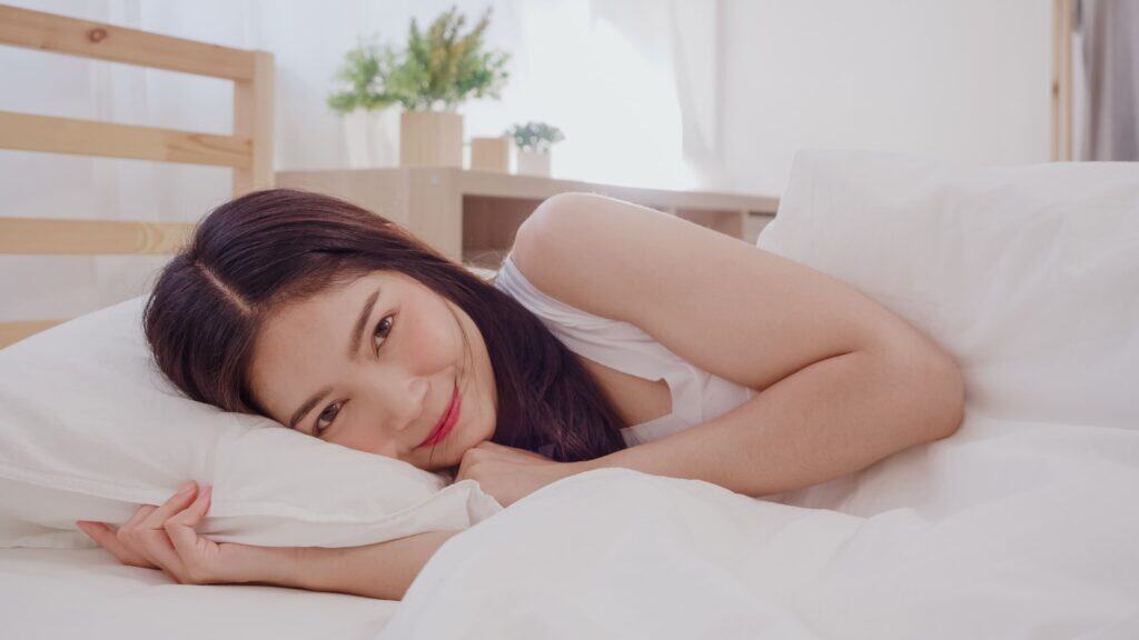 asian-woman-smiling-lying-bed-bedroom 女性潮吹體驗