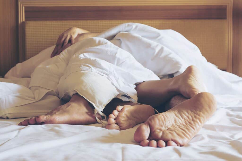 couple-white-bed-hotel-room-focus-feet 潮吹迷思