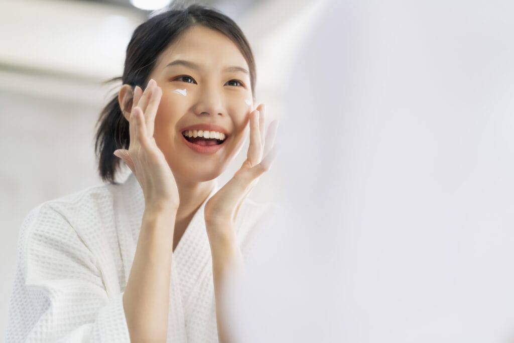 attractive-freshness-asian-woman-clean-face-fresh-water-with-care-look-mirror-bathroom-home-background 女性清潔