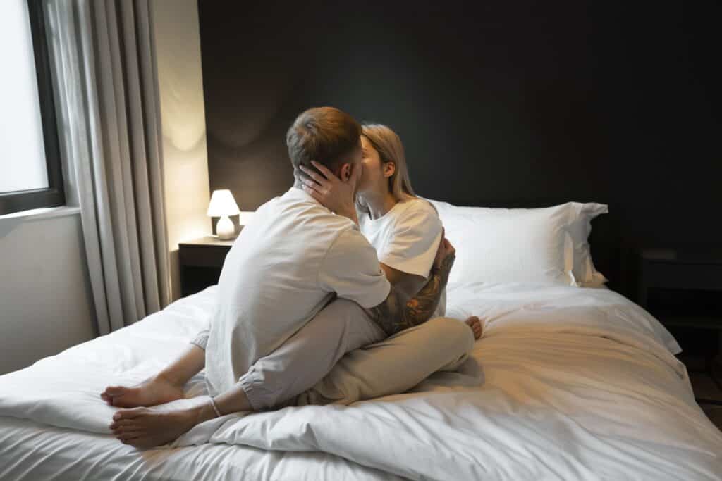couple-home-spending-time-together 情侶親密互動