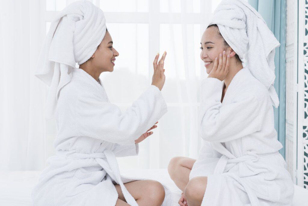 friends-using-beauty-cream-spa 女生保養