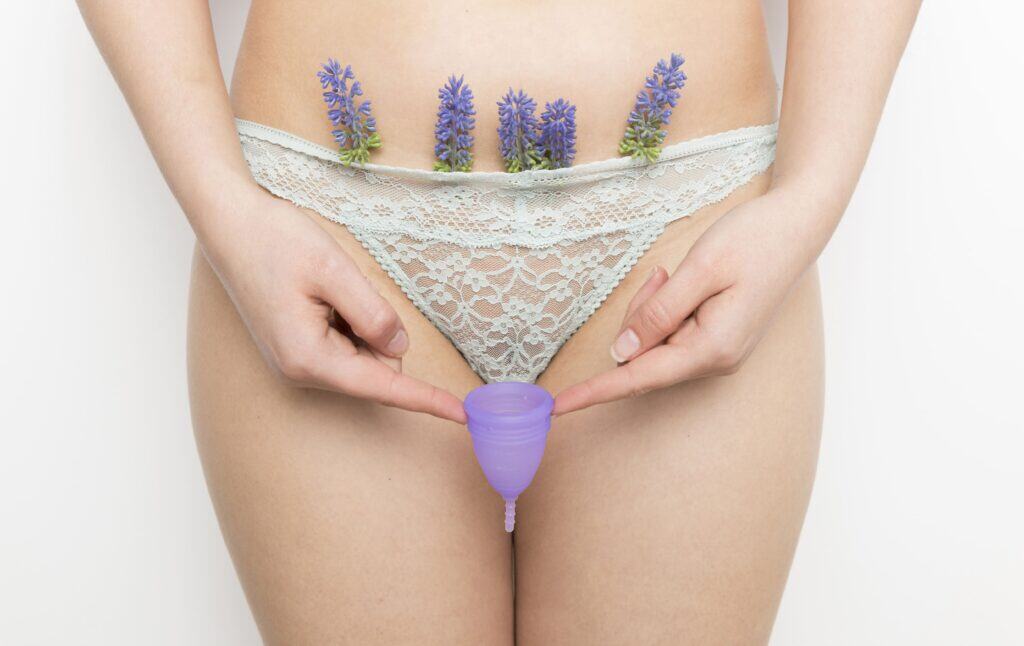 woman-holding-menstrual-cup-with-lavender-decorative-details 私密處保養